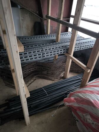 3 stk. sortimentsreoler med indhold, div. Gulvisolerlingsplader, varelager m.m.