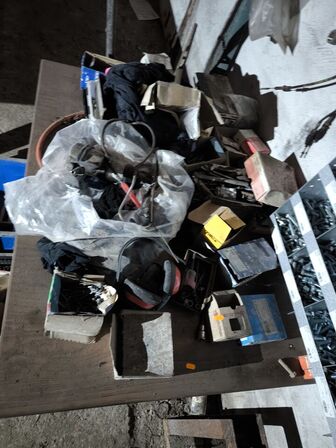 3 stk. sortimentsreoler med indhold, div. Gulvisolerlingsplader, varelager m.m.