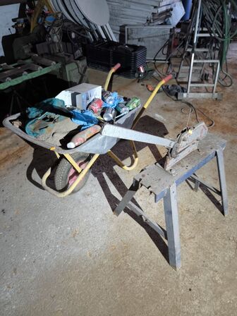 Pladesaks samt trillebør