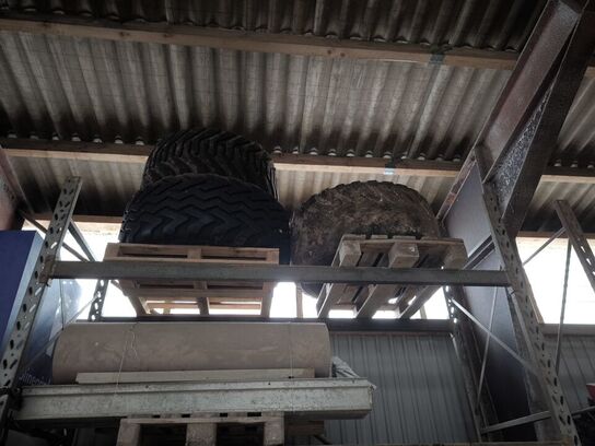 2 stk. paller med 3 stk. traktordæk