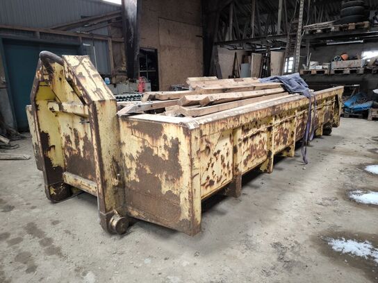 Affaldscontainer med indhold