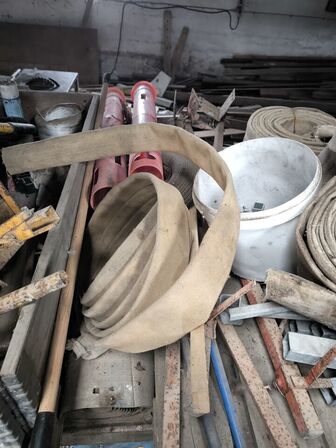 3 stk. paller med slanger, murstensklipper, div. Fliser m.m.