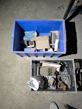 3 stk. sortimentsreoler med indhold, div. Gulvisolerlingsplader, varelager m.m.