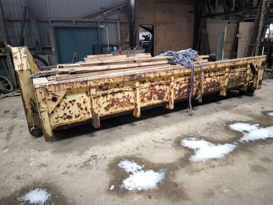 Affaldscontainer med indhold