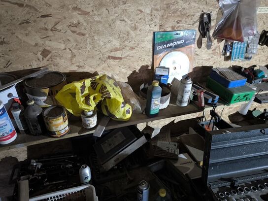 Arbejdsbord med div. Værktøj, bænksliber m.m.