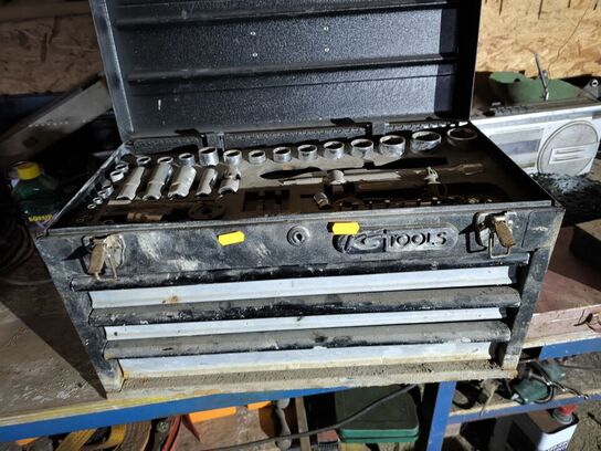 Arbejdsbord med div. Værktøj, bænksliber m.m.