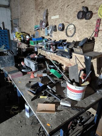 Arbejdsbord med div. Værktøj, bænksliber m.m.