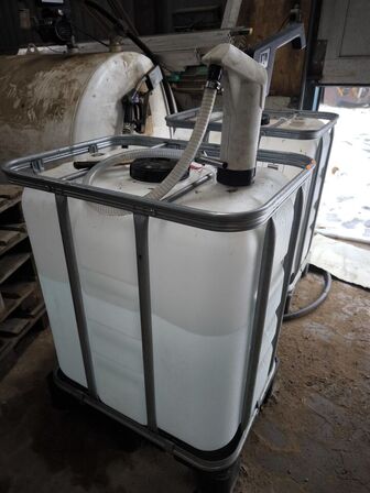 2 stk. plastiktanke med AD-Blue samt pumpe