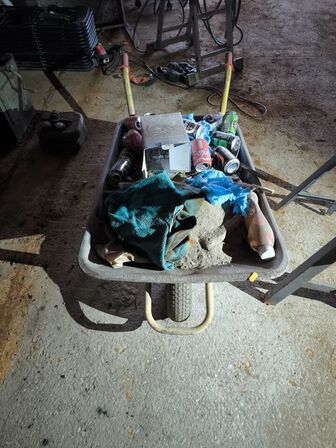 Pladesaks samt trillebør