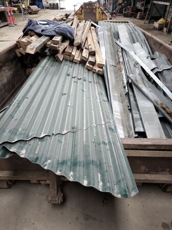 Affaldscontainer med indhold