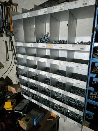 3 stk. sortimentsreoler med indhold, div. Gulvisolerlingsplader, varelager m.m.