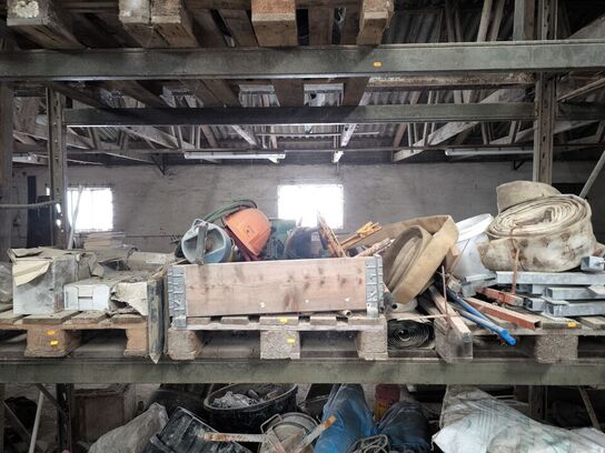 3 stk. paller med slanger, murstensklipper, div. Fliser m.m.