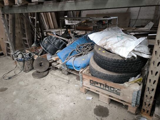 3 stk. paller med dæk, presenninger, div. Varelager m.m.