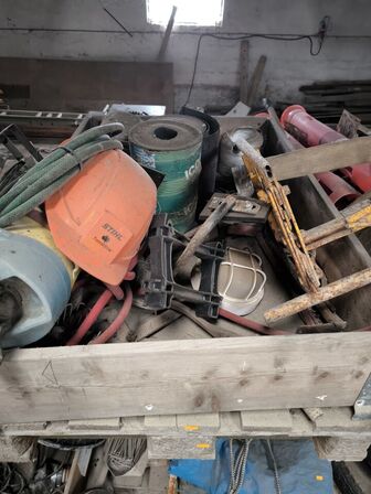 3 stk. paller med slanger, murstensklipper, div. Fliser m.m.