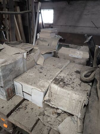 3 stk. paller med slanger, murstensklipper, div. Fliser m.m.