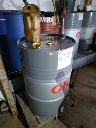 Tønde med hydraulikolie OK 15W-40 med pumpe