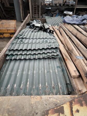 Affaldscontainer med indhold