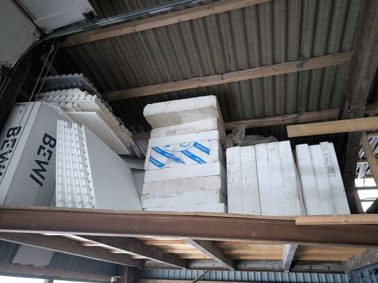 3 stk. sortimentsreoler med indhold, div. Gulvisolerlingsplader, varelager m.m.