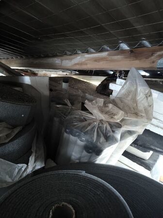 3 stk. sortimentsreoler med indhold, div. Gulvisolerlingsplader, varelager m.m.