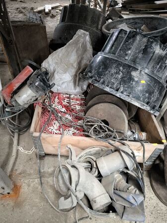 3 stk. paller med dæk, presenninger, div. Varelager m.m.