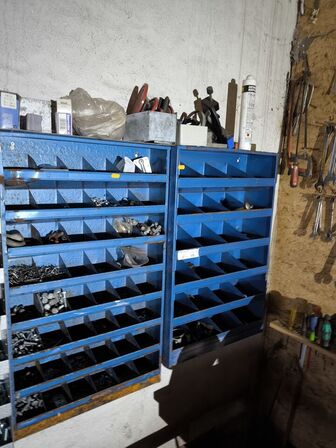 3 stk. sortimentsreoler med indhold, div. Gulvisolerlingsplader, varelager m.m.