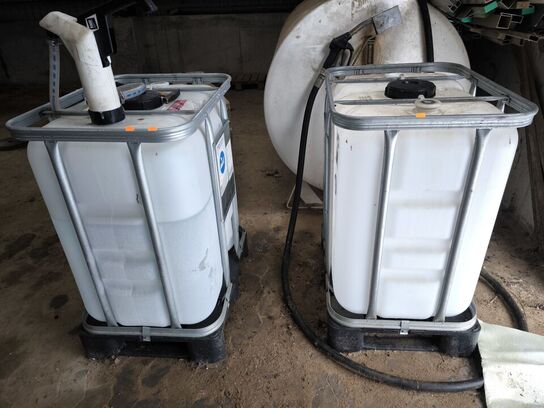 2 stk. plastiktanke med AD-Blue samt pumpe