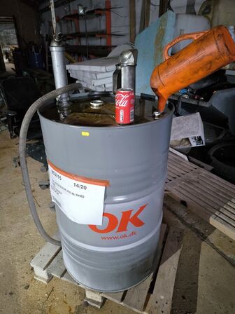 Tønde med hydraulikolie OK med pumpe