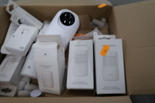 Kasse med div. Sensorer, overvågningskamera m.m.