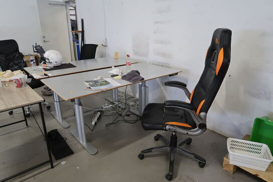 2 stk. el. hæve/sænke skriveborde, 4 stk. kontorstole, 