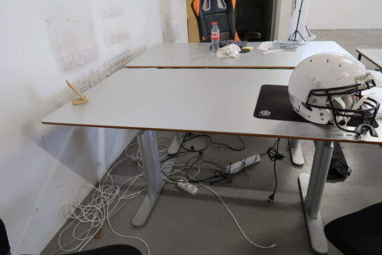 2 stk. el. hæve/sænke skriveborde, 4 stk. kontorstole, 