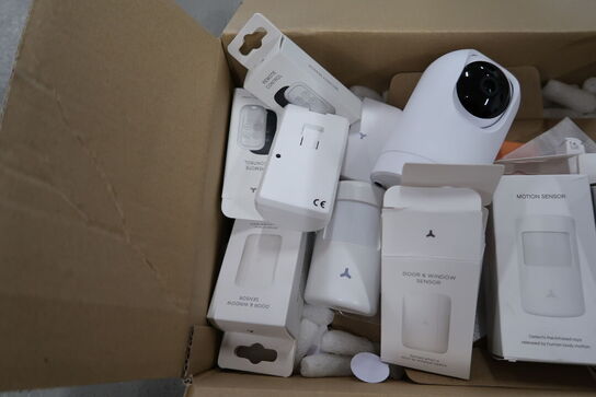 Kasse med div. Sensorer, overvågningskamera m.m.