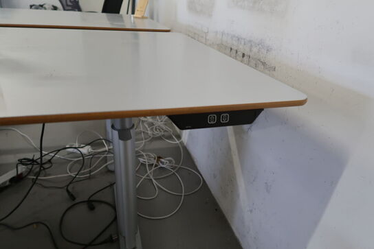 2 stk. el. hæve/sænke skriveborde, 4 stk. kontorstole, 