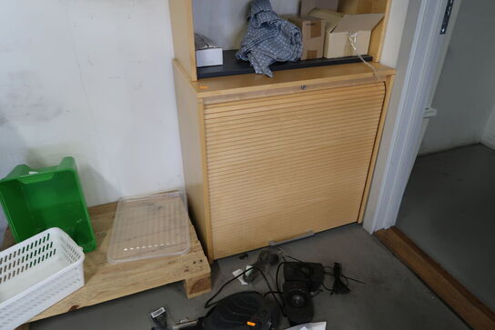 2 stk. el. hæve/sænke skriveborde, 4 stk. kontorstole, 