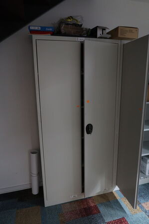 Stålskab med kontorartikler