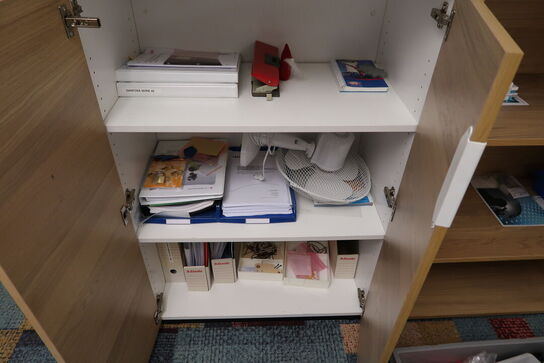 4 stk. skabe/reoler med indhold (planter medfølger ikke)