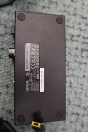 Div. tastaturer, computertaske, 2 stk. dockingstationer LENOVO Universal USB-C Dock m.fl.
