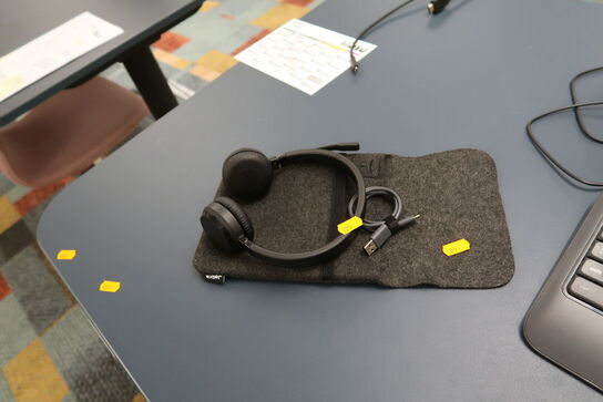 2 stk. computerskærme LENOVO T27i-30, tastatur, mus, dockingstation og headset