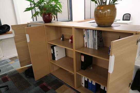 4 stk. skabe/reoler med indhold (planter medfølger ikke)