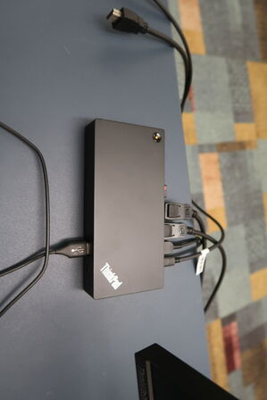 2 stk. computerskærme LENOVO T27i-30, tastatur, mus, dockingstation og headset