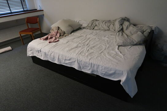 Dobbeltseng, plakat, stol m.m.