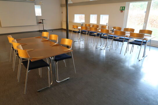 3 stk. kantineborde med 18 stk. kantinestole RANDERS RADIUS