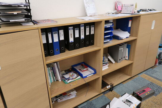 4 stk. skabe/reoler med indhold