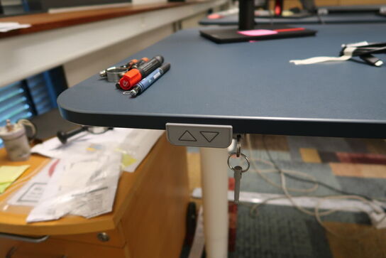 El. hæve/sænke skrivebord uden indhold og skuffemodul