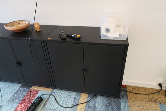 3 stk. skabe med indhold