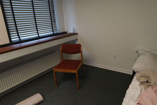 Dobbeltseng, plakat, stol m.m.