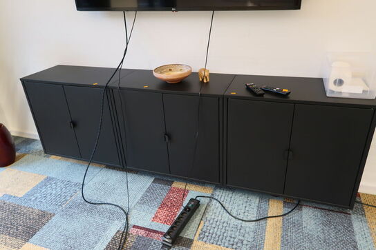 3 stk. skabe med indhold