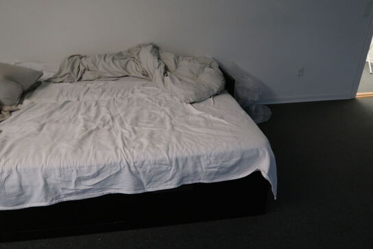 Dobbeltseng, plakat, stol m.m.