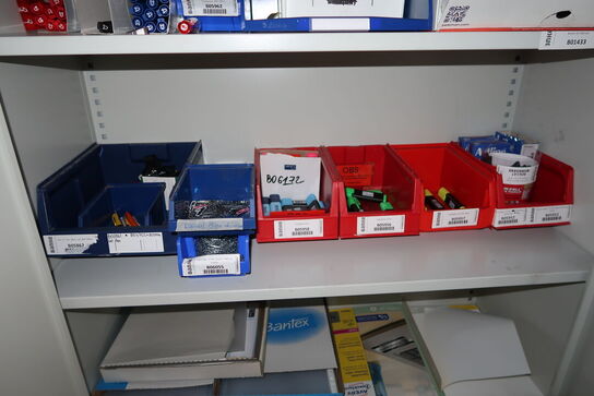 Stålskab med kontorartikler