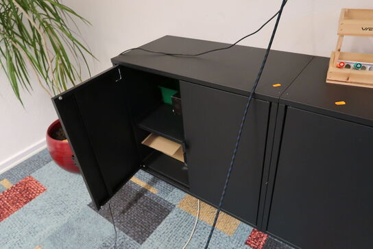 3 stk. skabe med indhold