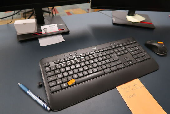 2 stk. computerskærme LENOVO T27i-30, tastatur, mus og dockingstation